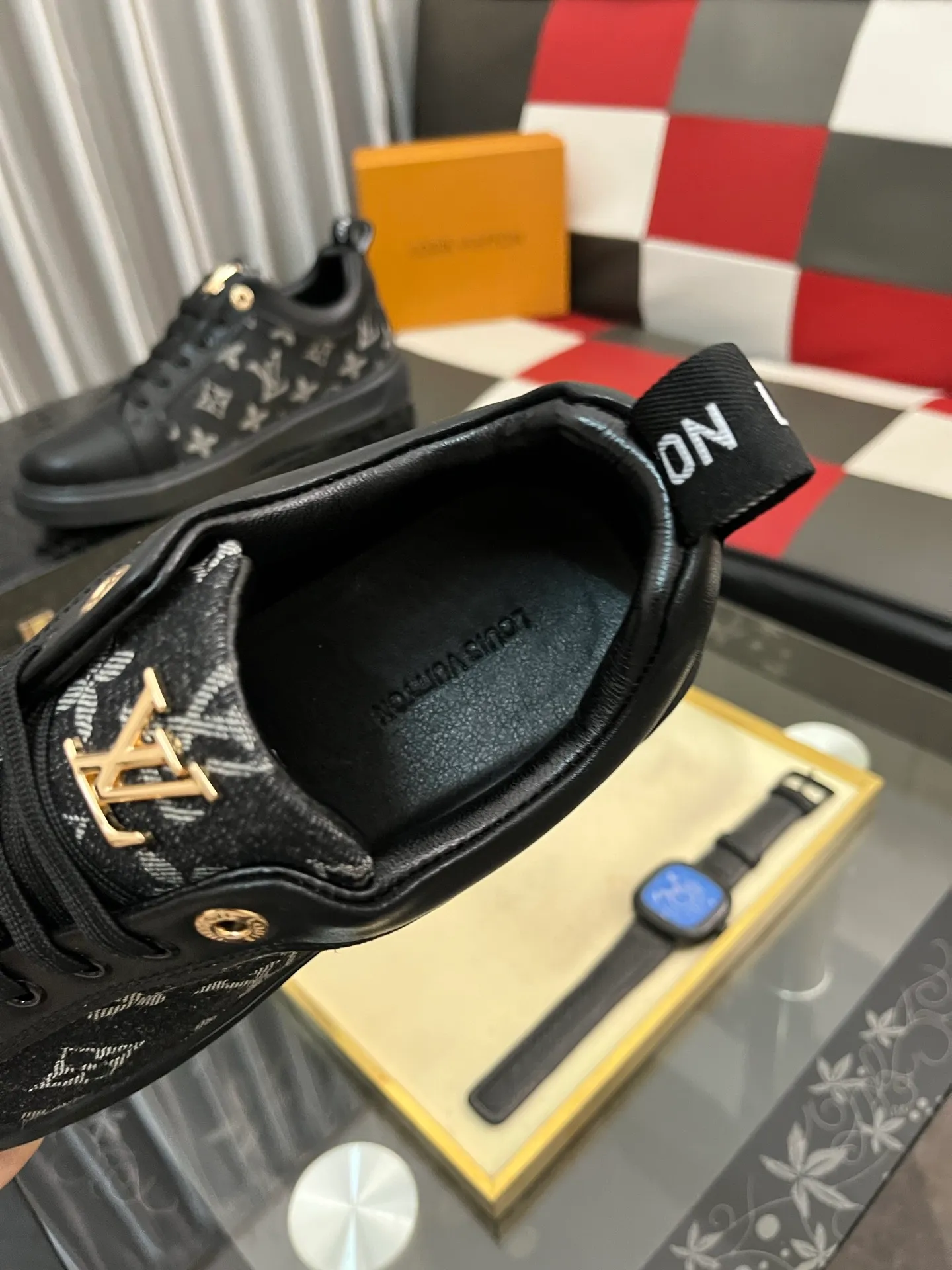 Men's shoes 💰400⌚️⌚️《Louis vuitton/LV Louis Vuitton》original quality.~ Unique modern style sneakers. 🏃A must-have casual shoe for trendy men😍😍 Original brand imported from Italy, imported original leather, cowhide lining (refuses to discolor and grind feet) sole: original sole provided by the original factory, French lazy style design ⚠️Fit to the feet, original quality, super comfortable original sole. Code number: 38-443️⃣Colors available